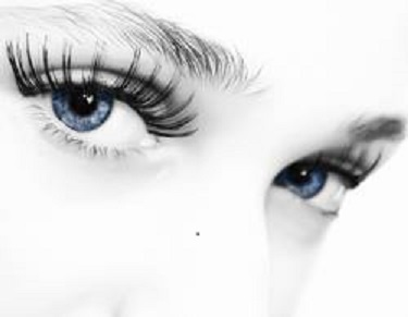 Rides autour des yeux : causes et solutions efficaces