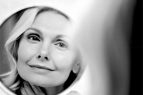 A la ménopause la densité cutanée diminue A la ménopause la densité cutanée diminue