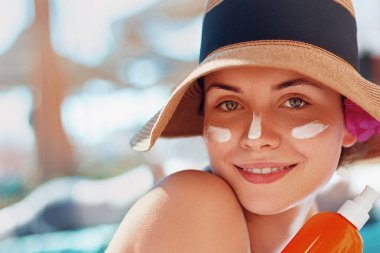 Une protection solaire adaptée permet de préserver l'éclat naturel de la peau