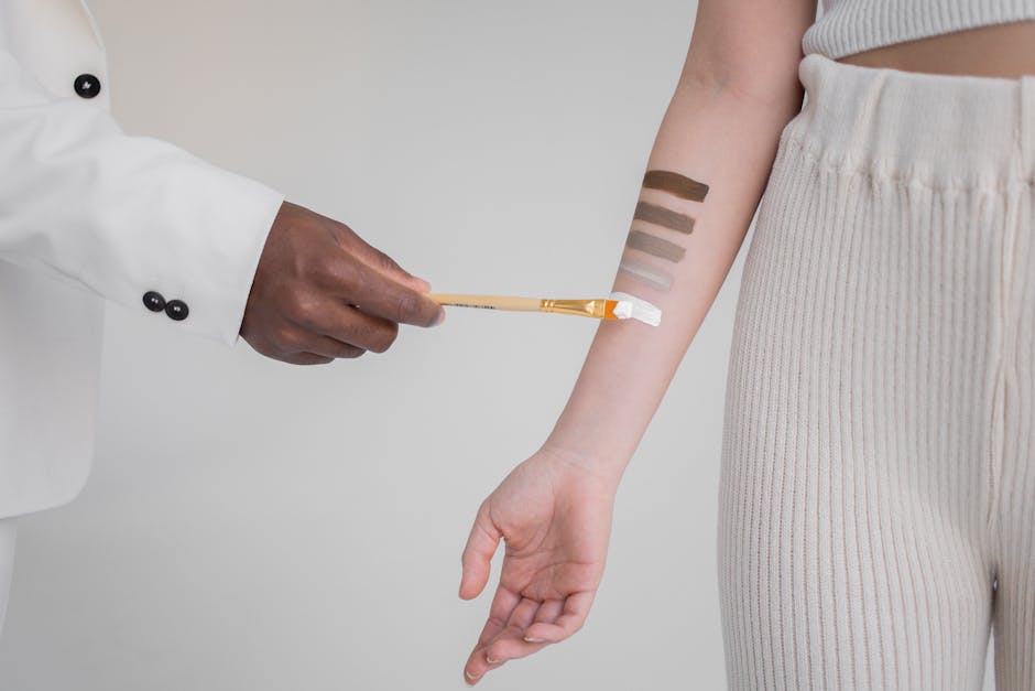 Shot en studio illustrant différents tests de tons de peau avec des nuanciers de peinture sur les avant-bras.