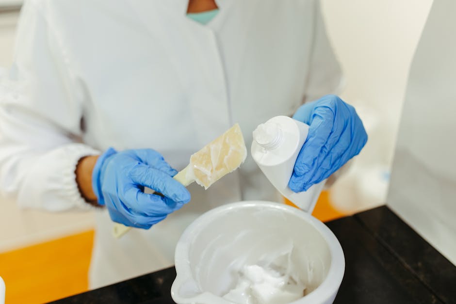 ésthéticienne en train de préparer une crème de soin Altheagrey