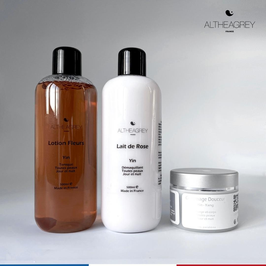 Un nettoyage et un gommage de la peau doux et